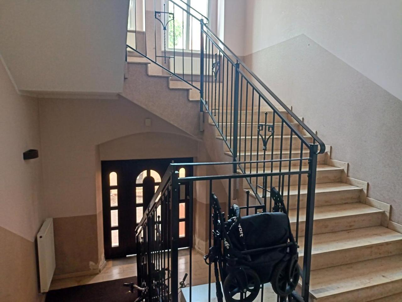 Lemuria Pokoje Hostel Chojnowska A Легница Екстериор снимка