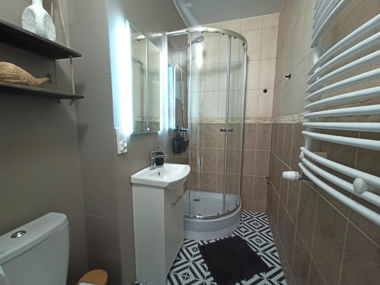 Lemuria Pokoje Hostel Chojnowska A Легница Екстериор снимка
