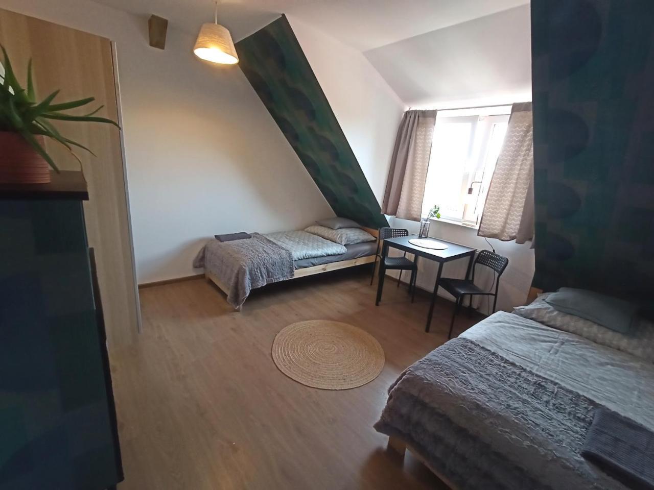Lemuria Pokoje Hostel Chojnowska A Легница Екстериор снимка