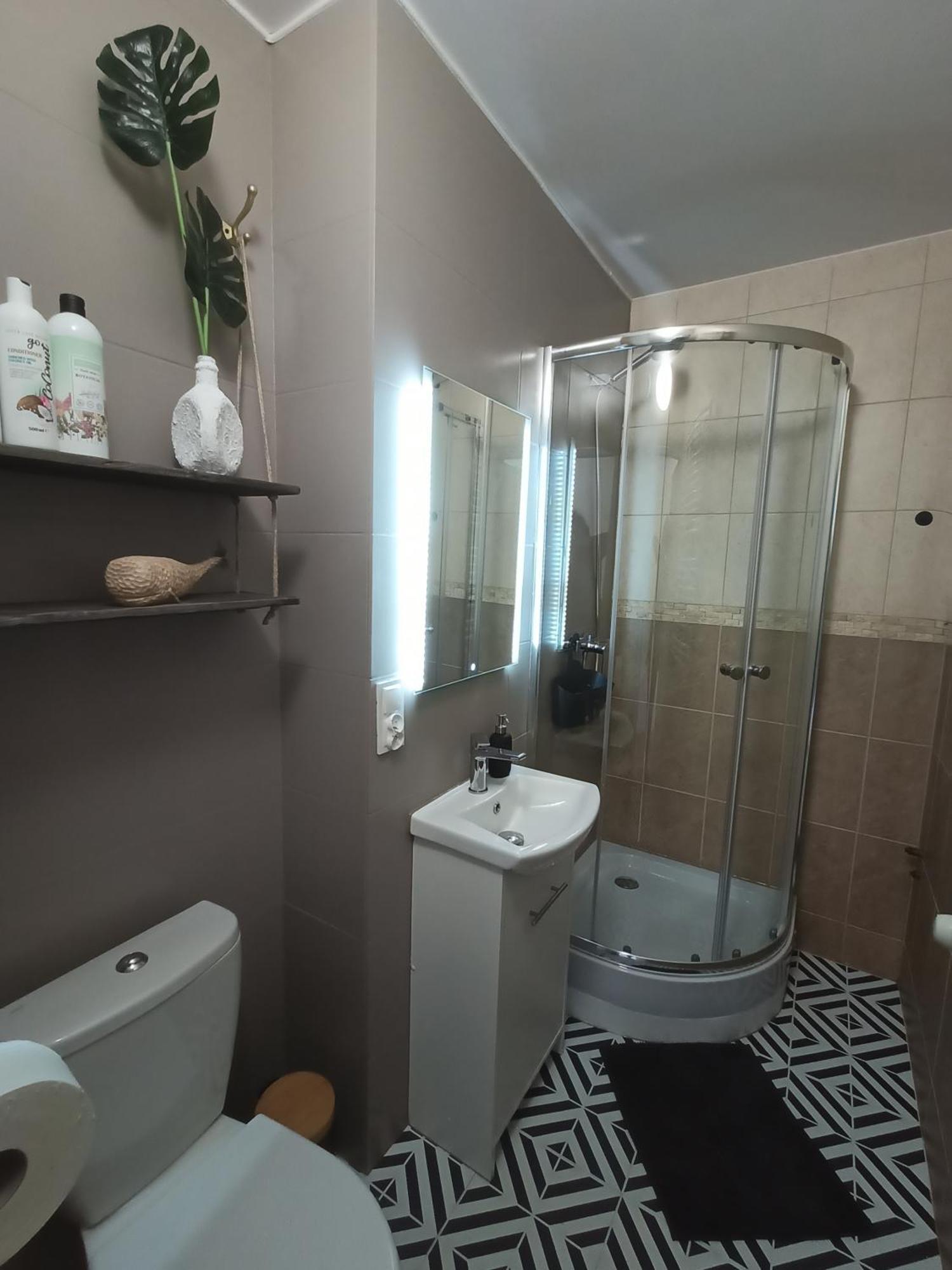 Lemuria Pokoje Hostel Chojnowska A Легница Екстериор снимка